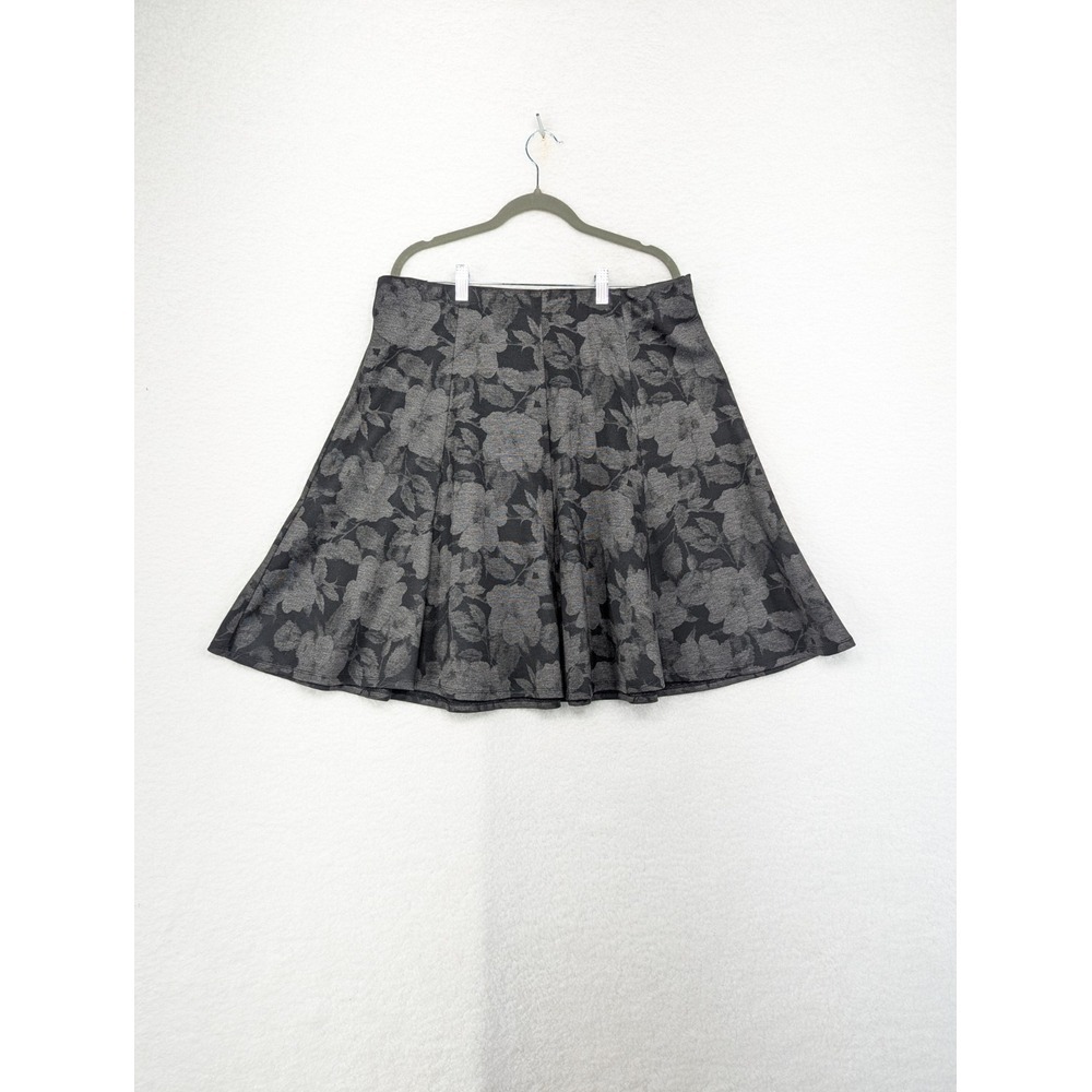 GNW Skirt Gray With Black Floral Design‎ Women's Size Large Elactic Waist